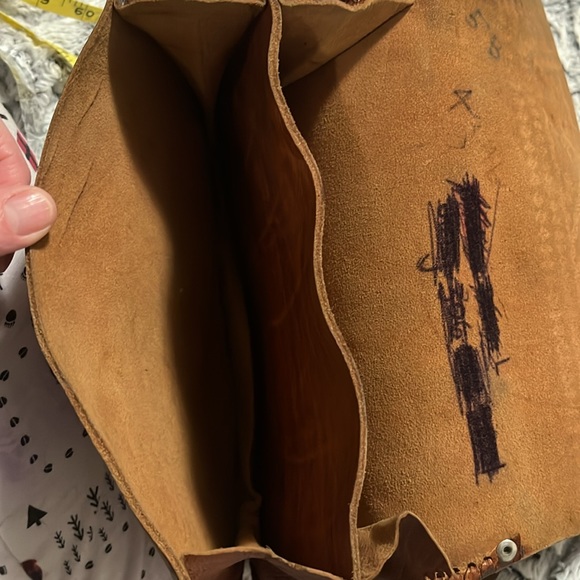 Beautiful vintage hand tooled leather shoulder bag. - Picture 7 of 9